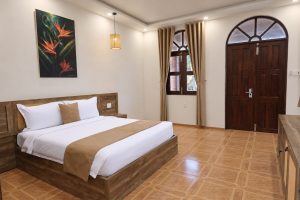 Double room with wooden door