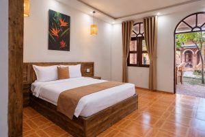 Deluxe Double room with arched door to the garden