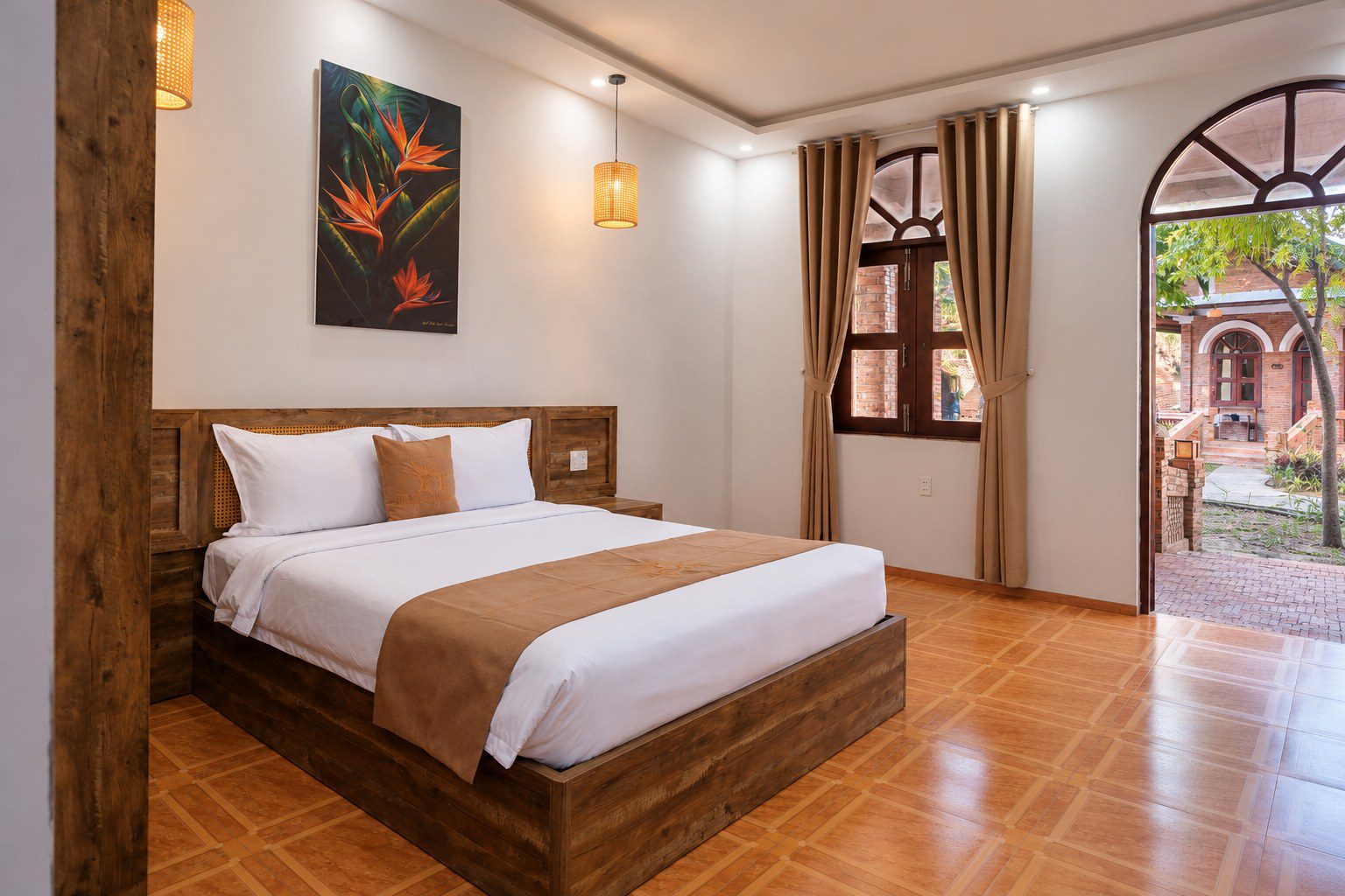 Deluxe Double room with arched door to the garden
